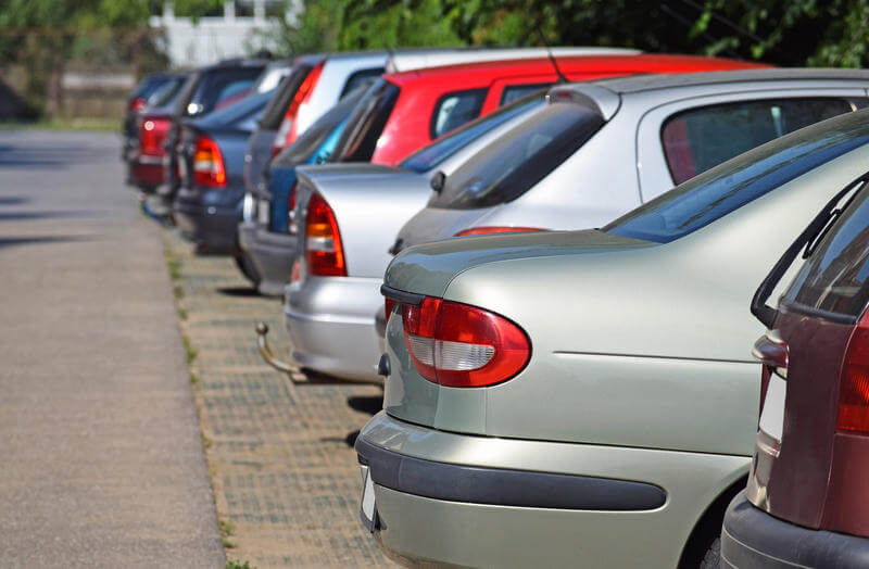 La tarjeta de residencia para aparcar el coche y el ahorro diario que supone